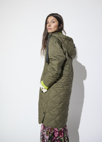 Anorak acolchoado leve com efeito de pele