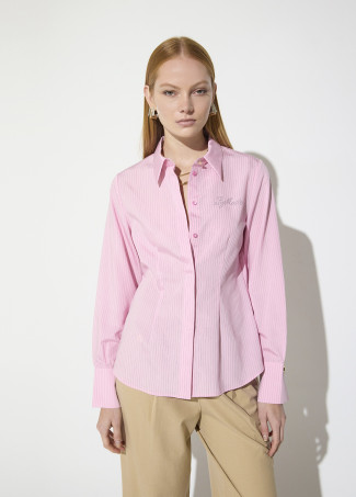 Camisa entallada de rayas con logo de strass