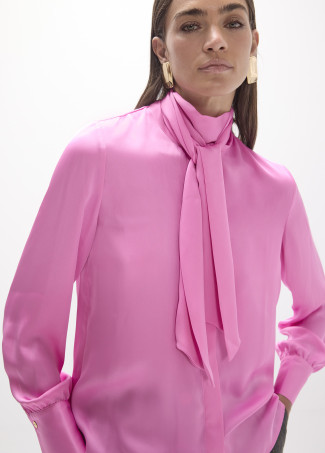 Camisa fluida com laço rosa