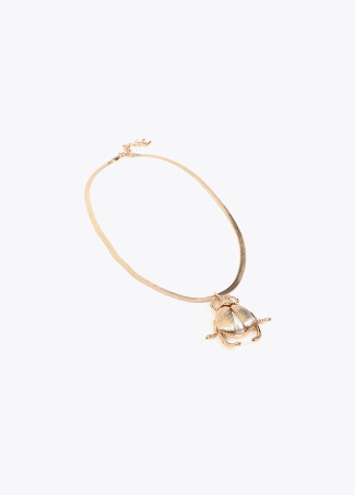 Collar con colgante escarabajo