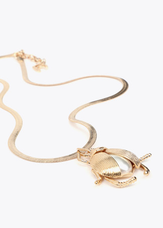 Collar con colgante escarabajo