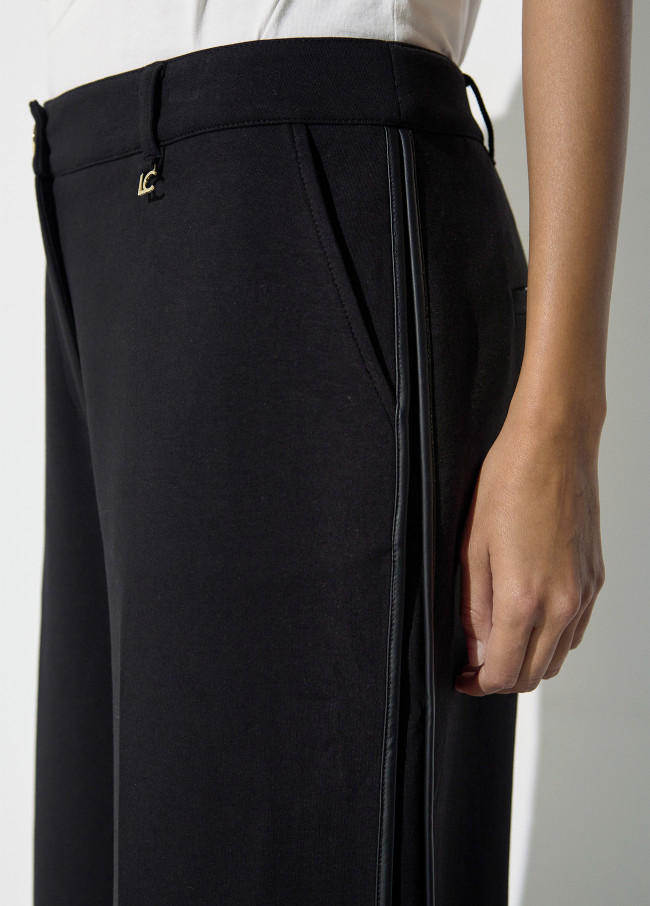 Pantalon jogger avec passepoil contrastant sur...