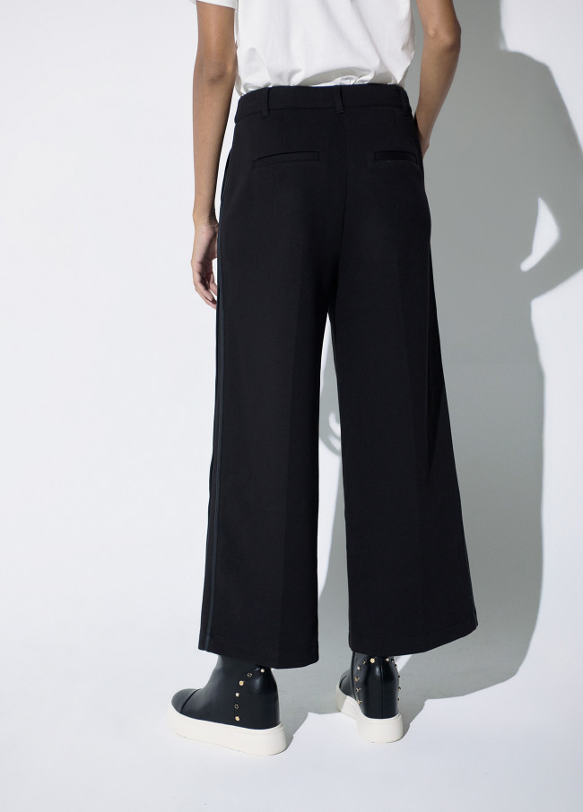 Pantalon jogger avec passepoil contrastant sur...