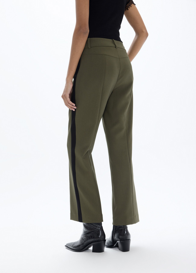 Pantalón tobillero con pieza lateral