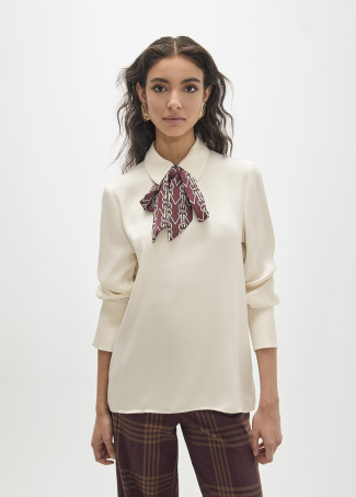 Camicia regolare con colletto foulard e monogramma catena