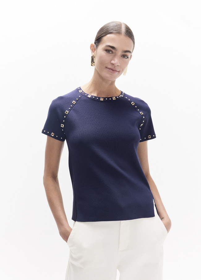 Camiseta azul tachas redondas y cuadradas