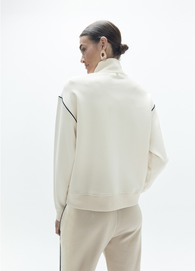 Sudadera blanca cuello alto