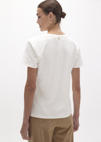 Camiseta con bordado y tachas.