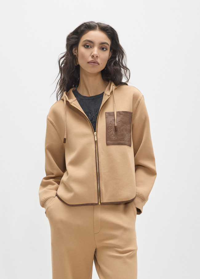 Sweat ouvert avec poche effet cuir et maxi patch