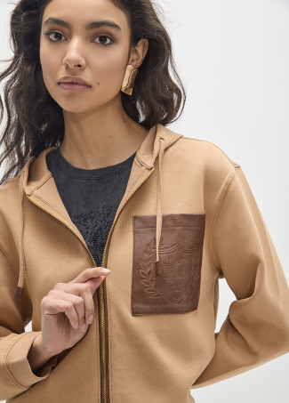 Sweat ouvert avec poche effet cuir et maxi patch