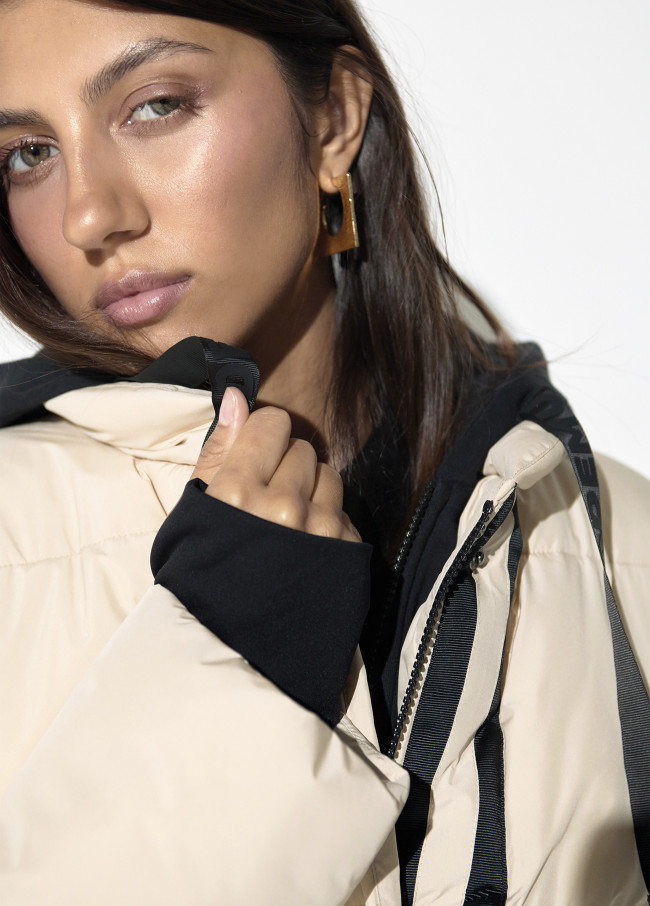 Anorak largo con capucha