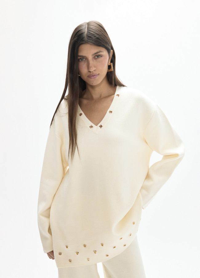 Pull avec oeillets