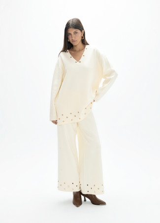 Pull avec oeillets