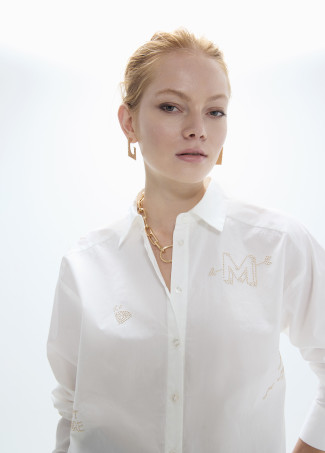 Camicia oversize con borchie dorate e disegni posizionati