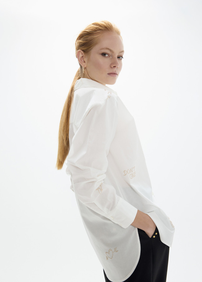 Camicia oversize con borchie dorate e disegni...