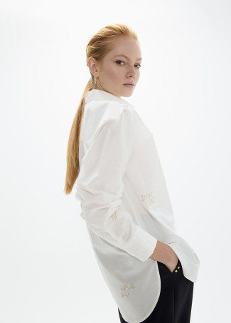 Oversized Hemd mit goldenen Nieten und platzierten Designs