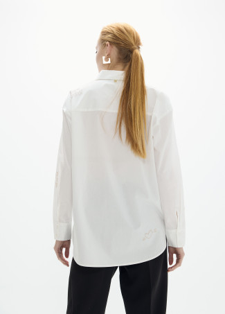 Camicia oversize con borchie dorate e disegni posizionati