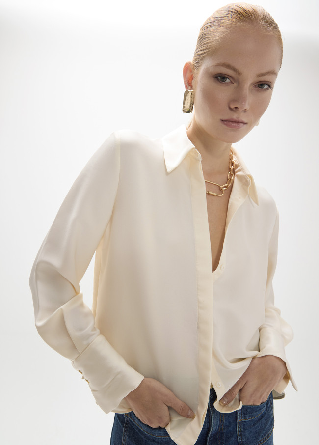Reguläres Hemd mit Hemdkragen und plissiertem Rücken