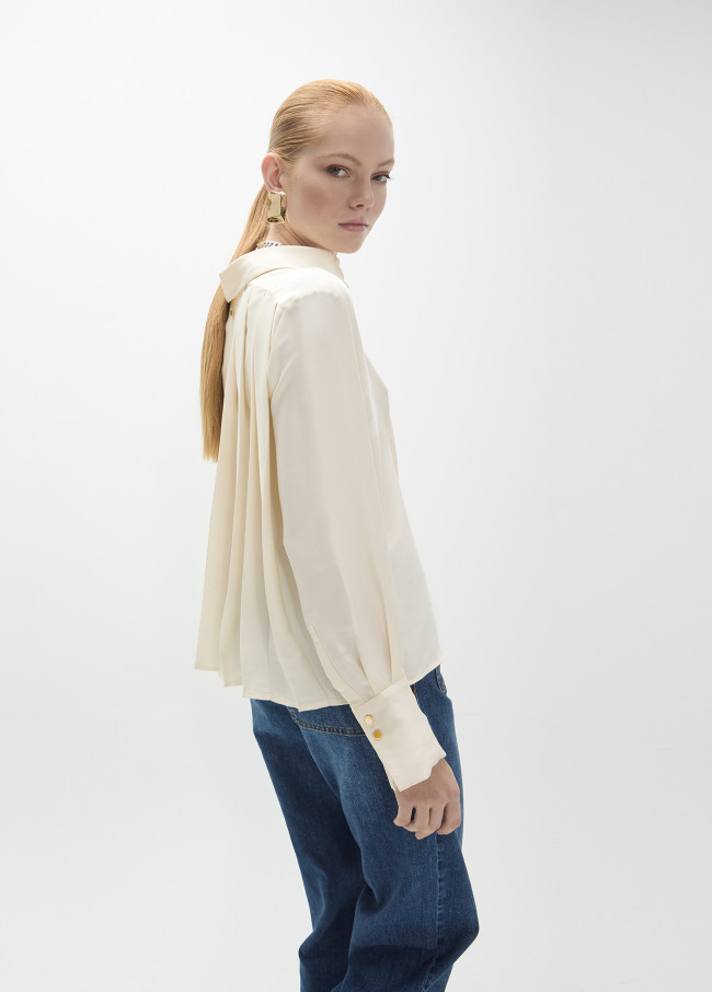 Camisa regular cuello camisero con espalda plisada