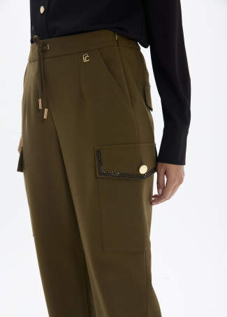 Jogging cáqui com bolsos cargo laterais e strass preto em contraste