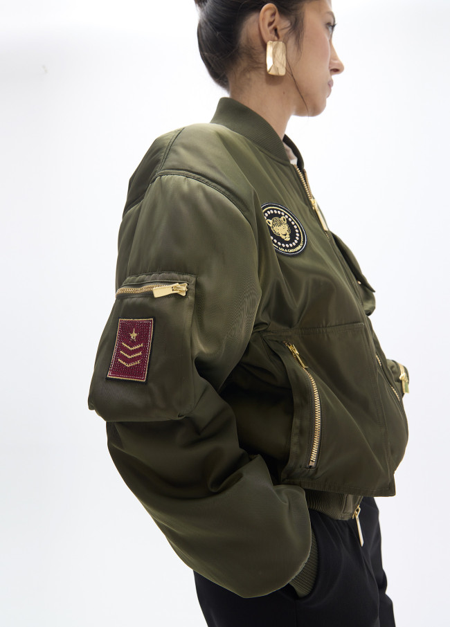 Militärischer Bomber mit Patches