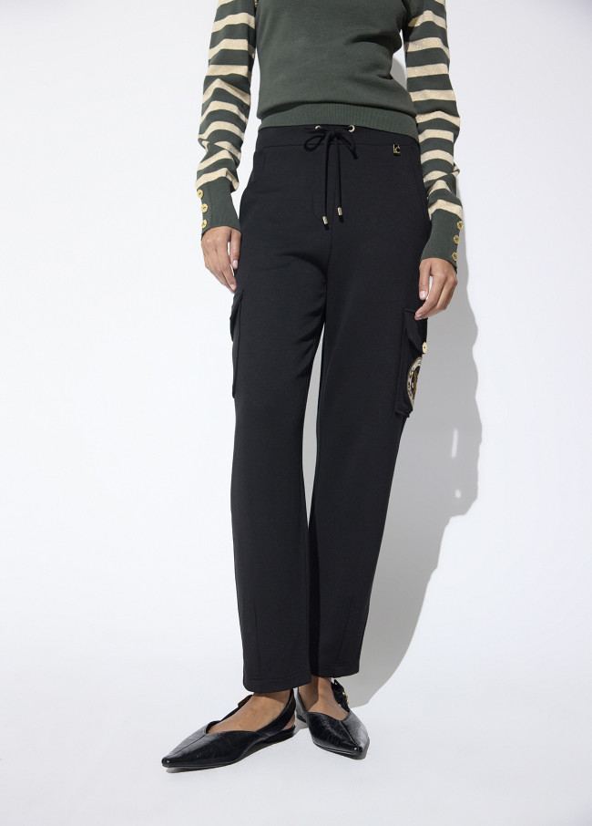 Calça cargo com cordão na cintura e patch aviador