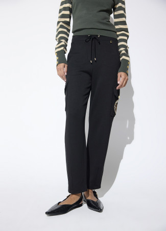 Calça cargo com cordão na cintura e patch aviador