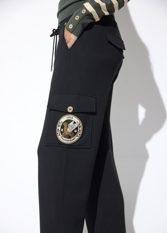 Calça cargo com cordão na cintura e patch aviador