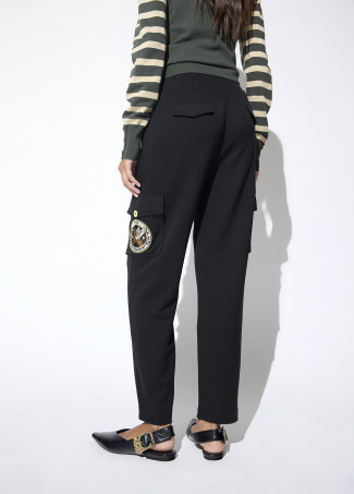 Calça cargo com cordão na cintura e patch aviador