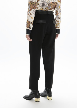 Pantalón fit con cinturilla a contraste