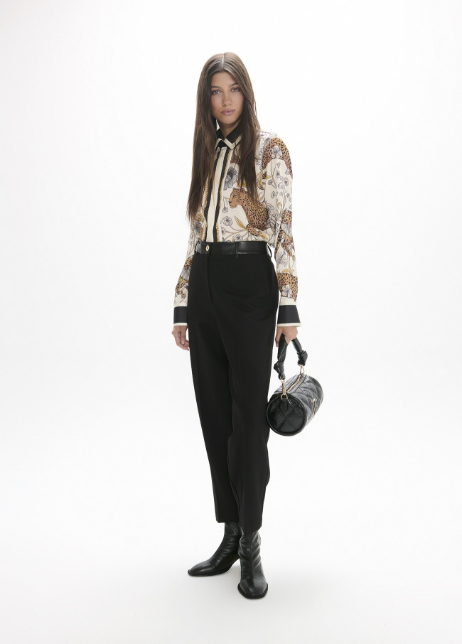Pantaloni fit Barcellona in maglia Roma con...