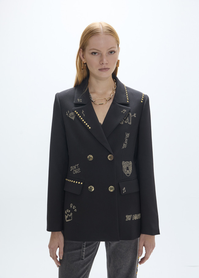 Veste avec rangées de clous et images
