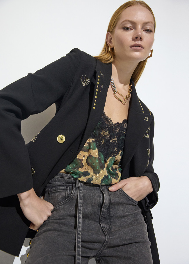 Blazer con file di borchie e immagini