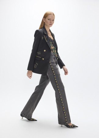 Blazer com Filas de Tachas e Imagens