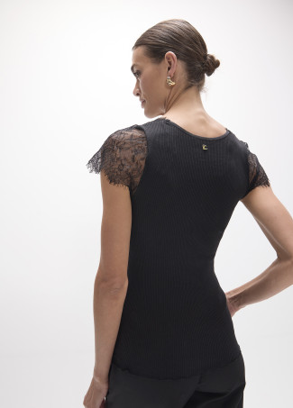Camiseta Gola V com Renda