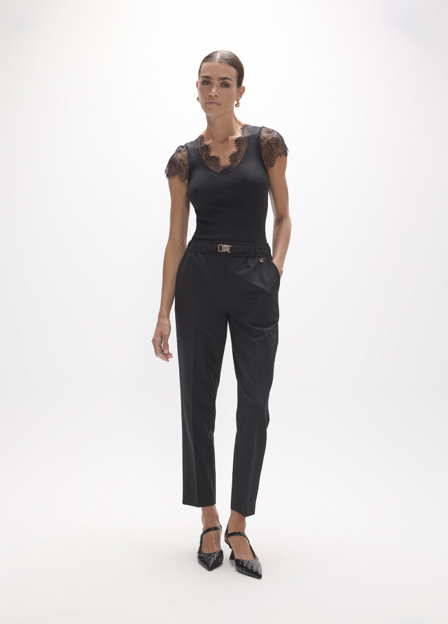 Camiseta Gola V com Renda
