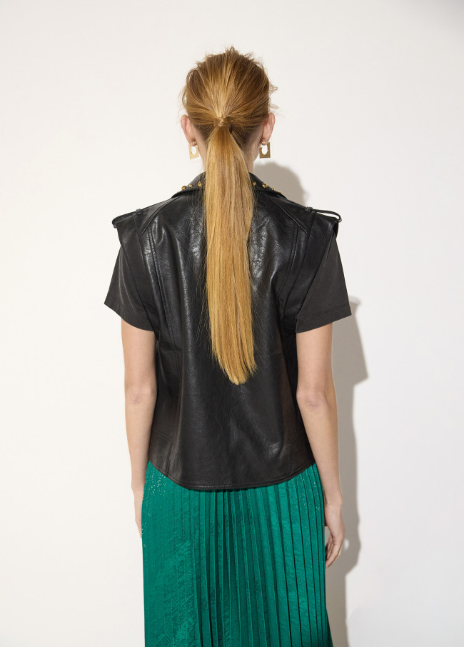 Chaleco con tachas doradas