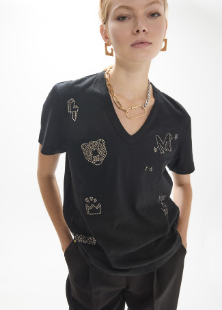 Camiseta negra con detalles brillantes