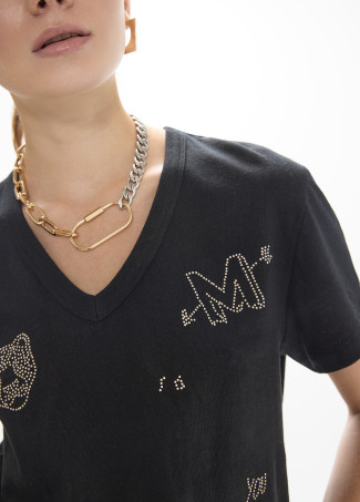 Camiseta negra con detalles brillantes