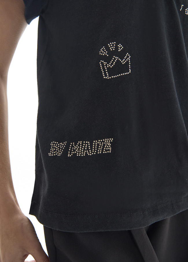 Camiseta negra con detalles brillantes