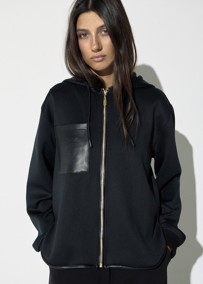 Sudadera negra con parche y maxi escudo