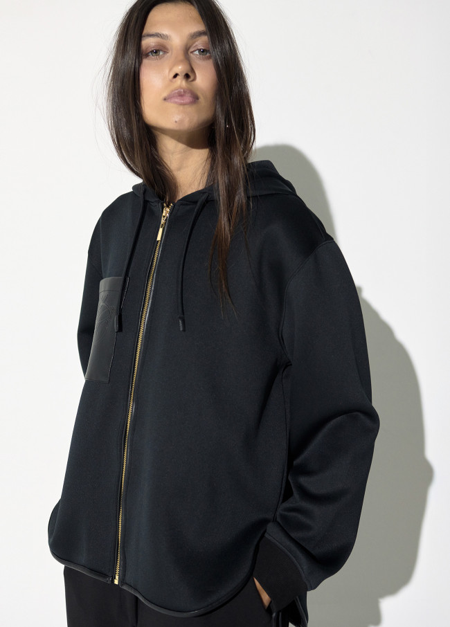 Sudadera negra con parche y maxi escudo