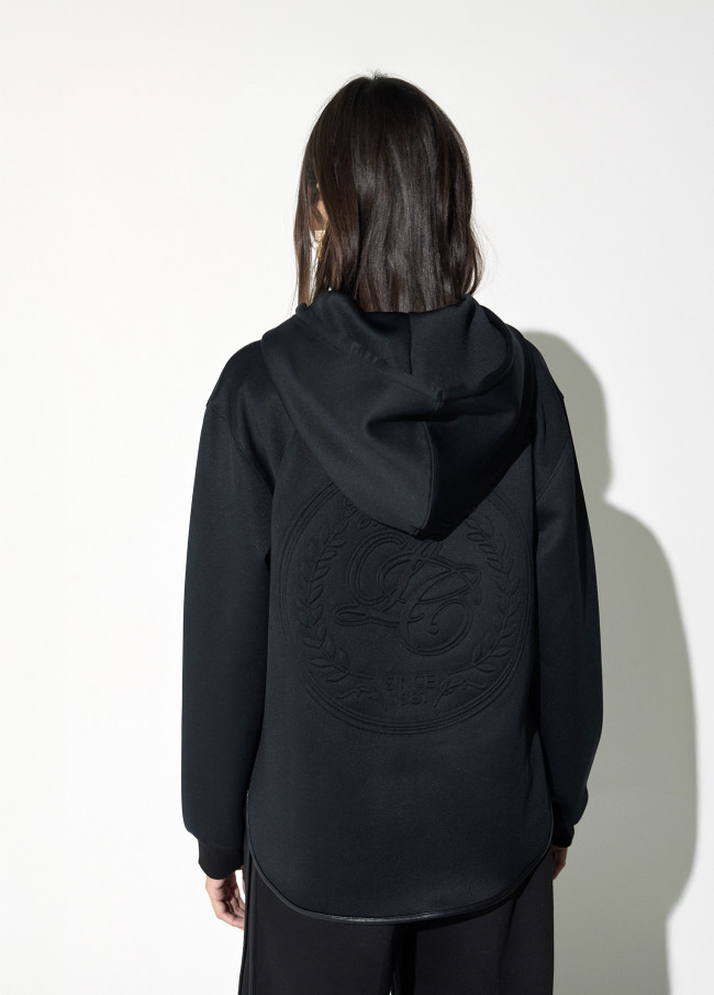 Sudadera negra con parche y maxi escudo
