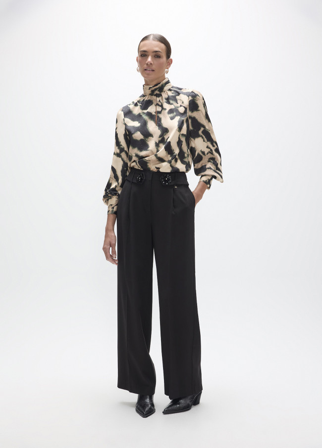 Calça palazzo longa com detalhe de flor na cintura