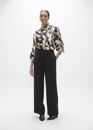 Pantalón palazzo con detalle flor