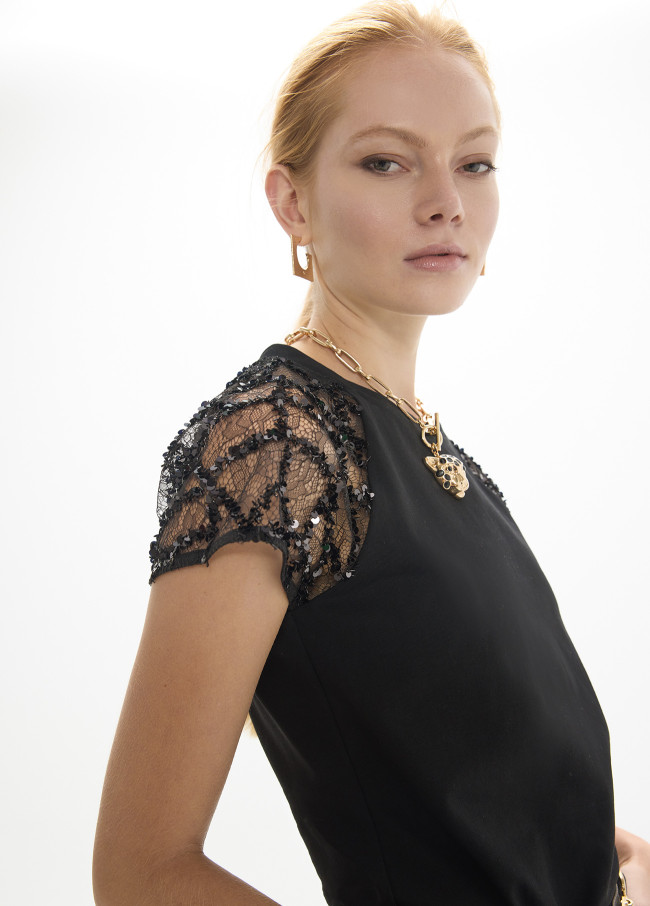 Maglietta aderente con maniche raglan in pizzo...