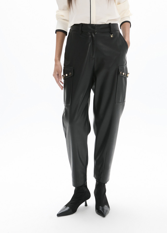 Jogger p.u con tasche cargo e borchie