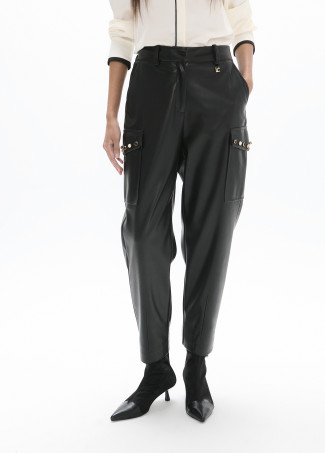 Jogger p.u con tasche cargo e borchie