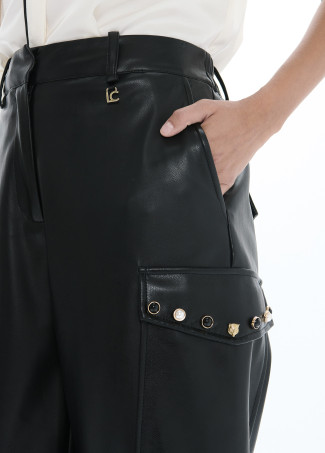 Jogger p.u con tasche cargo e borchie