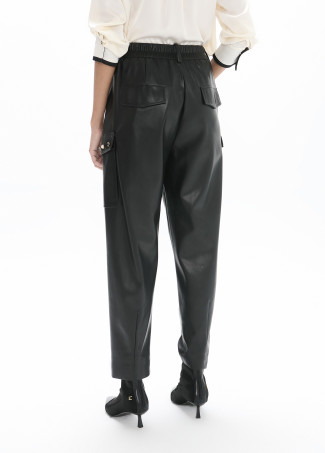Jogger p.u con tasche cargo e borchie